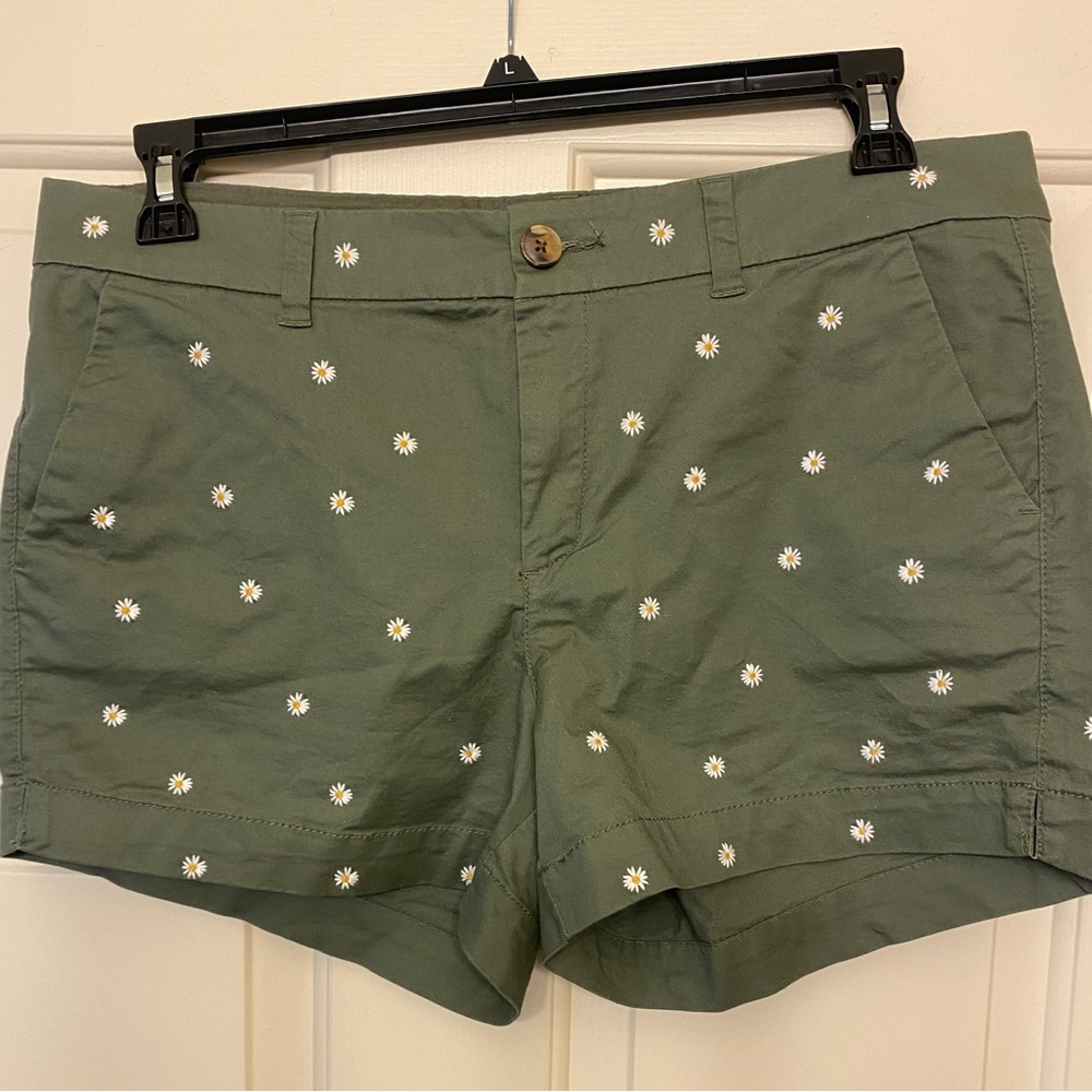 Daisy Embroidered Green Khaki Shorts